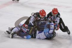 DEL - Eishockey - Saison 2020/21 - ERC Ingolstadt - Schwenninger Wild Wings - Brandon Defazio (#24 ERCI) im Zweikampf - Boxkampf mit Dylan Yeo (#5 Schwenningen) - Foto: Jürgen Meyer