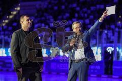 DEL; ERC Ingolstadt - Dresdner Eislöwen; Ehrung Thomas Greilinger (39 ERC) mit seinen Söhnen, ERC-Geschäftsführer Claus Liedy