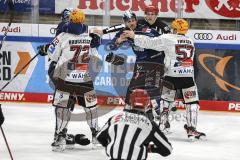 Im Bild: Colton Jobke (#7 ERCI) und Alex Friesen (Bremerhaven) im Zweikampf - fliegende Handschuhe - Brandon Defazio (#24 ERCI) und Phillip Bruggisser (Bremerhaven) sind ebenfalls gewillt die Fäuste zu schwingen

