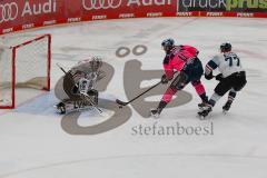 Penny DEL - Eishockey - Saison 2021/22 - ERC Ingolstadt - Nürnberg Ice Tigers - Der 5:0 Führungstreffer durch Louis-Marc Aubry (#11 ERCI) - Niklas Treutle Torwart (#31 Nürnberg) - Tim Bender (#77 Nürnberg) - jubel -  Foto: Jürgen Meyer