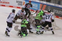 DEL - Eishockey - Saison 2020/21 - ERC Ingolstadt - Nürnberg Ice Tigers  - Daniel Pietta (#86 ERCI) -  schiesst auf das Tor - Niklas Treutle Torwart (#31 Nürnberg) - Brandon Defazio (#24 ERCI) - Foto: Jürgen Meyer