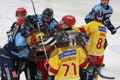 DEL; Playoffs; ERC Ingolstadt - DEG Düsseldorf; Schlägerei Tye McGinn (16 ERC) mit Alec McCrea (3 DEG)