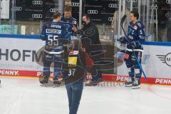 Penny DEL - Eishockey - Saison 2021/22 - ERC Ingolstadt - Fischtown Pinguins Bremerhaven - Fotoübergabe an die Olypiateilnehmer von Larry Mitchell (Sportdirektor ERCI) -  Daniel Pietta (#86 ERCI) - Fabio Wagner (#5 ERCI) - David Warsofsky (#55 ERCI) - Fot