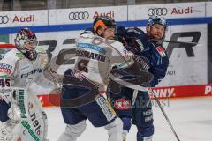 DEL - Eishockey - ERC Ingolstadt - Eisbären Berlin - Kampf Brandon DeFazio (24 - ERC) Kai Wissmann (6 - Berlin)