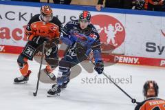 DEL; ERC Ingolstadt - Grizzlys Wolfburg; Philipp Krauss (Nr.8 - ERC) Nolan Zajac (Nr.44 - Grizzlys)