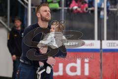 DEL; Playoffs; ERC Ingolstadt - DEG Düsseldorf; Sieg Jubel Freude Halbfinale erreicht, Fan Fankurve Banner Fahnen Spruchband Spieler bedanken sich bei den Fans, Daniel Pietta (86 - ERC)