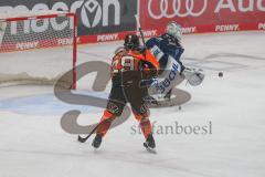 Penny DEL - Eishockey - Saison 2021/22 - ERC Ingolstadt - Grizzlys Wolfsburg - Karri Rämö Torwart (#31 ERCI) - Valentin Busch (#29 Wolfsburg) -  Foto: Jürgen Meyer