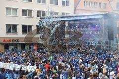 ERC Ingolstadt - Vizemeisterschaftsfeier am Rathausplatz - Saison 2022/2023 - Fans am Rathausplatz - Banner - Choreo - Die Mannschaft auf der Bühne - Foto: Meyer Jürgen