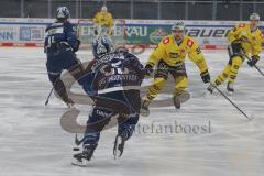 Penny DEL - Eishockey - Saison 2021/22 - ERC Ingolstadt - Krefeld Pinguine - David Warsofsky (#55 ERCI) - Anton Berlyov (Nr.32 - Krefeld Pinguine) -  Foto: Jürgen Meyer