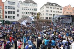 ERC Ingolstadt - Vizemeisterschaftsfeier am Rathausplatz - Saison 2022/2023 - Fans am Rathausplatz - Banner - Choreo - Die Mannschaft auf der Bühne - Foto: Meyer Jürgen