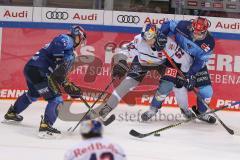 DEL - Eishockey - Saison 2020/21 - ERC Ingolstadt - EHC Red Bull München - Zweikampf an der Bande - Mirko Höfflin (#10 ERCI) - Patrick Hager (#52 München) - Foto: Jürgen Meyer