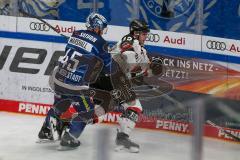 Penny DEL - Eishockey - Saison 2021/22 - ERC Ingolstadt - Kölner Haie - Ben Marshall (#45 ERCI) - Luis Üffing (#42 Köln) -  Foto: Stefan Bösl
