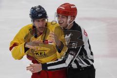 DEL; Playoffs; ERC Ingolstadt - DEG Düsseldorf; Schlägerei Tye McGinn (16 ERC) mit Alec McCrea (3 DEG)