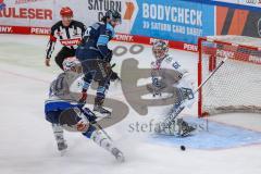 DEL - ERC Ingolstadt - Schwenninger Wild Wings - Wojciech Stachowiak (19 - ERC) vor Torwart Joacim Eriksson (SW) knapp vorbei