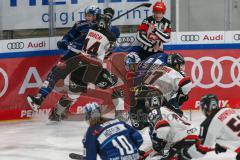 Penny DEL - Eishockey - Saison 2021/22 - ERC Ingolstadt - Kölner Haie -  Emil Quaas (#20 ERCI) - Alex Roach (#44 Köln) - Foto: Stefan Bösl