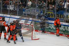 Penny DEL - Eishockey - Saison 2021/22 - ERC Ingolstadt - Grizzlys Wolfsburg - Der 3:2 Führungstreffer durch Mirko Höflin (#10 ERCI) - Daniel Pietta (#86 ERCI) - Dustin Strahlmeier Torwart (#1 Wolfsburg) - jubel -  Foto: Jürgen Meyer