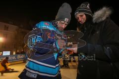 ERC Ingolstadt - Saison 2022/23 - Spieler an der Eisarena - Mat Boodie beim Autogramme schreiben - Foto: Markus Banai