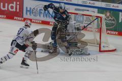 Penny DEL - Eishockey - Saison 2021/22 - ERC Ingolstadt - Schwenninger Wild Wings -  Joacim Eriksson Torwart (#60 Schwenningen) - Louis-Marc Aubry (#11 ERCI) - Peter Spornberger (#50 Schwenningen) - Foto: Jürgen Meyer