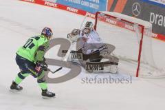 DEL - Eishockey - Saison 2020/21 - ERC Ingolstadt - Nürnberg Ice Tigers - Emil Quaas (#20 ERCI) - Ilya Sharipov Torwart (43 Nürnberg) - Foto: Jürgen Meyer