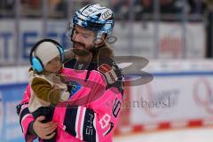 Penny DEL - Eishockey - Saison 2021/22 - ERC Ingolstadt - Nürnberg Ice Tigers - Die Spieler bedanken sich bei den Fans - Mirko Höflin (#10 ERCI) mit seinem Kind -  Foto: Jürgen Meyer