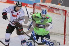 DEL - Eishockey - Saison 2020/21 - ERC Ingolstadt - Nürnberg Ice Tigers - Michael Garteig Torwart (#34 ERCI) bekommt den Puck an die Maske - Foto: Jürgen Meyer