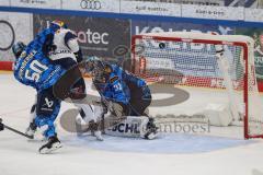 DEL; Playoffs; ERC Ingolstadt - EHC Redbull München; knapp am Tor vorbei Torwart Williams Devin (31 ERC) Spornberger Peter (50 ERC) Rieder Tobias (8 RBM)