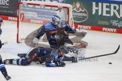 DEL; Playoffs; ERC Ingolstadt - EHC Redbull München; Ellis Morgan (4 ERC) rettet Torwart Brochu Brett (36 ERC)