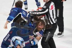 Penny DEL - Eishockey - Saison 2021/22 - ERC Ingolstadt - Adler Mannheim - Zweikampf - Boxkampf zwischen Colton Jobke (#7 ERCI) und Andrew Desjardins (#84 Mannheim) -  Foto: Meyer Jürgen