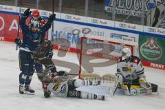 Penny DEL - Eishockey - Saison 2021/22 - ERC Ingolstadt - Krefeld Pinguine - Der 1:0 Führungstreffer durch Emil Quaas (#20 ERCI) - jubel - Brandon Defazio (#24 ERCI) - Jesper Jensen Aabo (#44 Krefeld) - Nikita Quapp Torwart (#31 Krefeld) -  Foto: Jürgen M