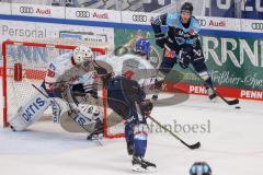 DEL; Playoffs; ERC Ingolstadt - Adler Mannheim; Halbfinale; Torchance für Daniel Pietta (86 - ERC) Torwart Arno Tiefensee (Nr.30 - Adler) Korbinian Holzer (Nr.4 - Adler)