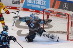 DEL; Playoffs; ERC Ingolstadt - DEG Düsseldorf; Torwart Michael Garteig (34 ERC) kommt nicht hin, Puck fliegt ins Tor, 1:2 Führung für DEG