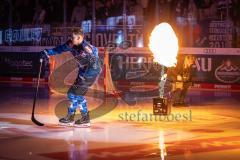 DEL; ERC Ingolstadt - Dresdner Eislöwen; vor dem Spiel Einmarsch durch den Pantherkopf Krauß Philipp (8 ERC)  Feuer