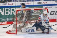 DEL; Playoffs; ERC Ingolstadt - Adler Mannheim; Halbfinale; Wayne Simpson (21 - ERC) umfährt das Tor von Torwart Arno Tiefensee (Nr.30 - Adler) Torchance