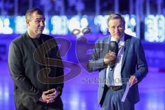 DEL; ERC Ingolstadt - Dresdner Eislöwen; Ehrung Thomas Greilinger (39 ERC) mit seinen Söhnen, ERC-Geschäftsführer Claus Liedy