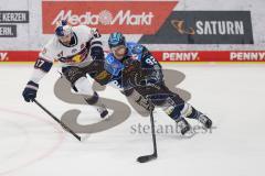 DEL; Playoffs; ERC Ingolstadt - EHC Redbull München; Zweikampf Schmölz Daniel (92 ERC) Hirose Taro (17 RBM)
