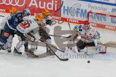 Penny DEL - Eishockey - Saison 2021/22 - ERC Ingolstadt - Fischtown Pinguins Bremerhaven - Brandon Defazio (#24 ERCI) - Torwart Maximilian Franzreb (Nr.56 - Fischtown Pinguins Bremerhaven) - Patch Alber (Nr.50 - Fischtown Pinguins Bremerhaven) -  -  Foto: