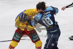 DEL; Playoffs; ERC Ingolstadt - DEG Düsseldorf; Schlägerei Tye McGinn (16 ERC) mit Alec McCrea (3 DEG)