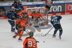 Penny DEL - Eishockey - Saison 2021/22 - ERC Ingolstadt - Grizzlys Wolfsburg - Justin Feser (#71 ERCI) - Dustin Strahlmeier Torwart (#1 Wolfsburg) - Spencer Machacek (#93 Wolfsburg) -  Foto: Jürgen Meyer