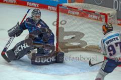 Penny DEL - Eishockey - Saison 2021/22 - ERC Ingolstadt - Eisbären Berlin - Matt White (Nr.97 - Eisbären Berlin) mit einer Torchance Danny Taylor Torwart (#70 ERCI) -  Foto: Jürgen Meyer