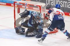 DEL; Playoffs; ERC Ingolstadt - Adler Mannheim; Halbfinale; Torwart Kevin Reich (35 - ERC) Thomas Larkin (Nr.37 - Adler)