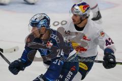 Penny DEL - Eishockey - Saison 2021/22 - ERC Ingolstadt - EHC Red Bull München - Brandon Defazio (#24 ERCI) - Yasin Ehliz (#42 München) -  Foto: Jürgen Meyer