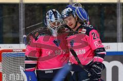 Penny DEL - Eishockey - Saison 2021/22 - ERC Ingolstadt - Nürnberg Ice Tigers - Die Spieler klatschen bei Kevin Reich Torwart (#35 ERCI) ab - Emil Quaas (#20 ERCI)  -  Foto: Jürgen Meyer