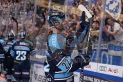 DEL; Playoffs; ERC Ingolstadt - DEG Düsseldorf; Sieg Jubel Freude Halbfinale erreicht, Fan Fankurve Banner Fahnen Spruchband Spieler bedanken sich bei den Fans, Mathew Bodie (22 - ERC)