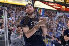 DEL; Playoffs; ERC Ingolstadt - DEG Düsseldorf; Sieg Jubel Freude Halbfinale erreicht, Fan Fankurve Banner Fahnen Spruchband Spieler bedanken sich bei den Fans, Stefan Matteau (17 ERC)