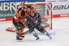 DEL; ERC Ingolstadt - Grizzlys Wolfburg; Patrik Virta (Nr.11 - ERC) Ryan OConnor (Nr.6 - Grizzlys) Torwart Dustin Strahlmeier (Nr.1 - Grizzlys)