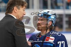 Penny DEL - Pre-Playoff - Spiel 2 - Eishockey - Saison 2021/22 - ERC Ingolstadt - Kölner Haie - Chris Bourque (#77 ERCI) im Gespräch mit Uwe Krupp Trainer Köln nach dem Spiel -  Foto: Jürgen Meyer