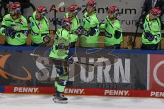 DEL - Eishockey - Saison 2020/21 - ERC Ingolstadt - Nürnberg Ice Tigers - Der 3:0 Führungstreffer durch Justin Feser (#71 ERCI) -Abklatschen an der Bande - jubel - Foto: Jürgen Meyer