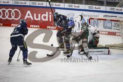 Im Bild: Brandon Defazio (#24 ERCI) Mirko Höflin (#10 ERCI)

