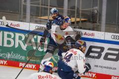 Penny DEL - Eishockey - Saison 2021/22 - ERC Ingolstadt - EHC Red Bull München -  Mirko Höflin (#10 ERCI) - Justin Schütz (#18 München) - Foto: Jürgen Meyer