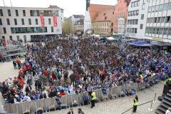 ERC Ingolstadt - Vizemeisterschaftsfeier am Rathausplatz - Saison 2022/2023 - Fans auf dem Rathausplatz - Foto: Meyer Jürgen